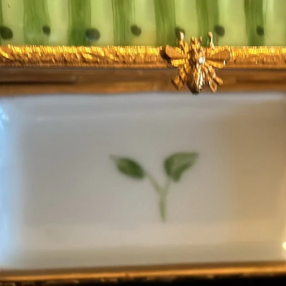 Limoges peint main "cat in flower bed" trinket box - Picture 4 of 9